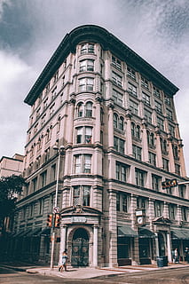 fotografi, grå, beton, bygning, dagtimerne, arkitektur, bygning udvendig, urban scene, bygget struktur, gade, by, facade, gammel, historie, udendørs, himmel, vindue, dag, sky - himmel, natur, boligområde, transportmidler, lav vinkel visning, ingen mennesker, motor køretøj, vej, transportform, byliv, lejlighed, 5K, CC0, offentligt domæne, royaltyfrie