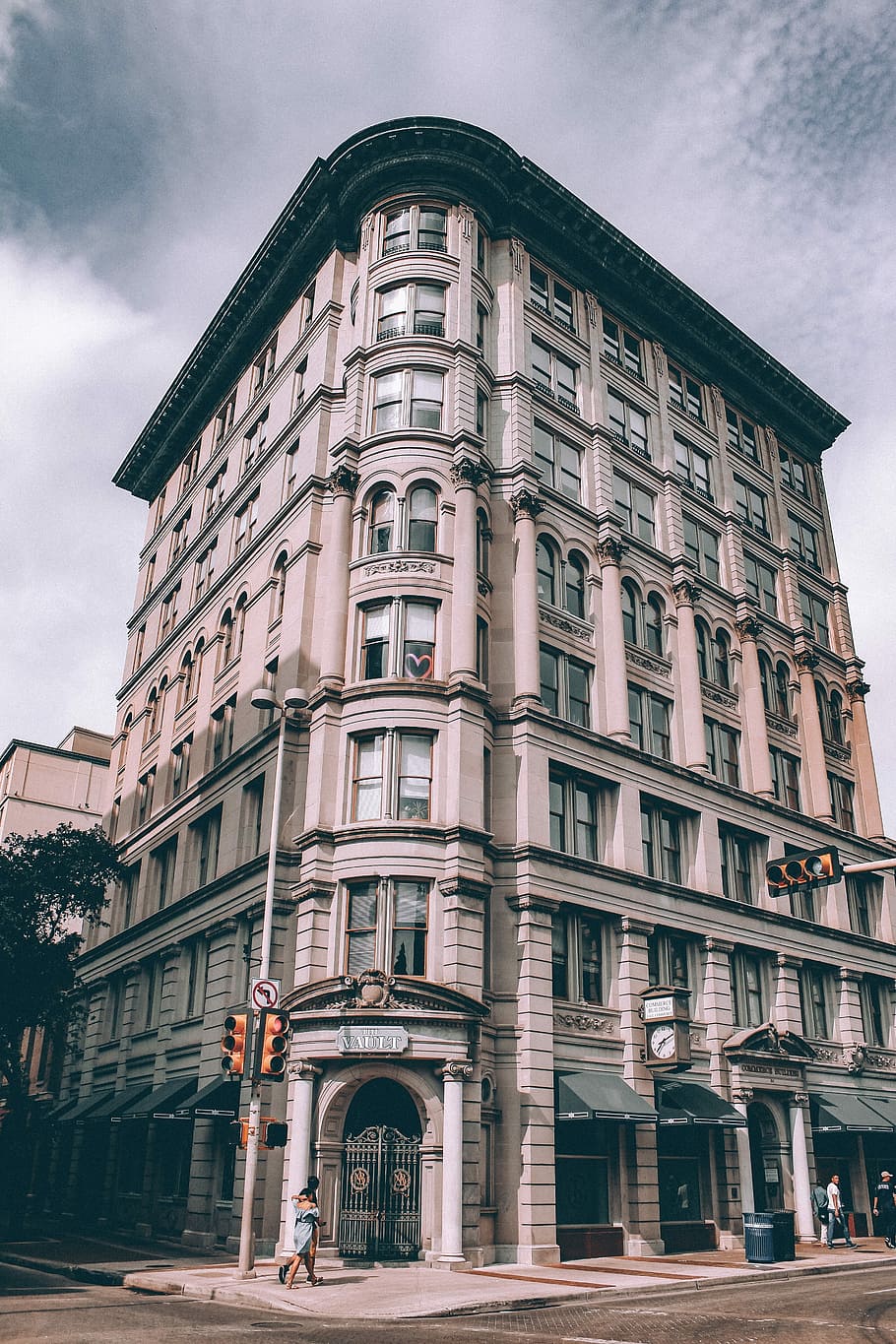 fotografi, grå, beton, bygning, dagtimerne, arkitektur, bygning udvendig, urban scene, bygget struktur, gade, by, facade, gammel, historie, udendørs, himmel, vindue, dag, sky - himmel, natur, boligområde, transportmidler, lav vinkel visning, ingen mennesker, motor køretøj, vej, transportform, byliv, lejlighed, 5K