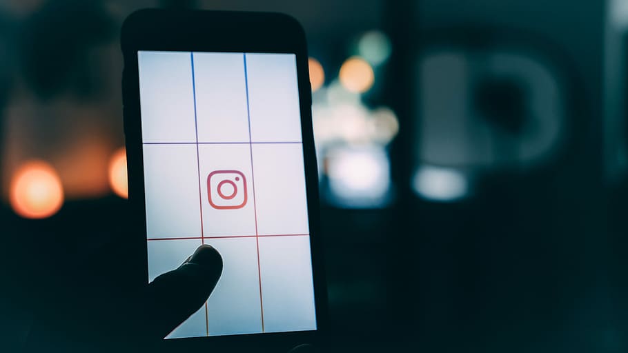 persona, utilitzant, smartphone, instagram, logotip, screengrab, bokeh, fotografia, celebració, bitllets de banc, aplicació snapchat, telèfon, iphone, quadrícula, pantalla tàctil, primer pla, mà humana, mà, centrar-se en primer pla, part del cos humà, il·luminat, una persona, calendari, dit humà, dit, comunicació, a l'interior, tecnologia, temps, part del cos, text, nombre, 5K