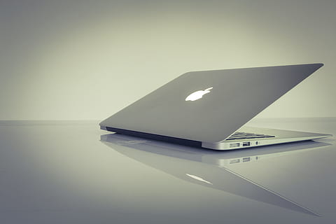 MacBook Air, oben, Weiß, Tabelle, Silber MacBook Air, grau, Oberfläche, Silber-, MacBook, Reflexion, Computer, Laptop, Apfel, Technologie, Internet, pc, kabellose Technologie, Computers, Geschäft, keine Leute, Großunternehmen, Informationsmedium, Tag, drinnen, Studioaufnahme, Kommunikation, kopieren sie platz, einzelnes Objekt, Wasser, Nahansicht, Verbindung, farbiger Hintergrund, Büro, Einfachheit, 5K, CC0, gemeinfrei, lizenzfrei