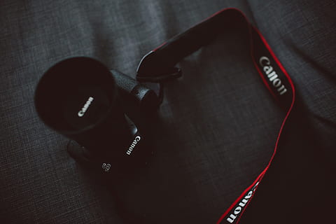 sort, Canon EOS DSLR kamera, grå, tekstil, Canon DSLR kamera, kanon, dslr, digitalt kamera, kamerastropp, linsedæksel, sport, sort farve, udstyr, boksning, ingen mennesker, indendørs, tæt på, rød, dag, teknologi, stilleben, høj vinkel visning, meddelelse, hovedtelefoner, musik, hører efter, bord, forbindelse, tekst, kunstkultur og underholdning, fokus på forgrunden, nøgle, nummer, tilgængelighed, 5K, CC0, offentligt domæne, royaltyfrie