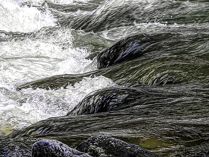 scenario, corpo, acqua, fotografia time lapse, streaming, fiume, rocce, spruzzo, spruzzi, roccia, roccia - oggetto, solido, movimento, bellezza nella natura, acqua corrente, giorno, nessuno, natura, mare, scenics - natura, fluente, lunga esposizione, cascata, sport acquatico, all'aperto, flusso - acqua che scorre, potere in natura, 4K, CC0, dominio pubblico, privo di copyright