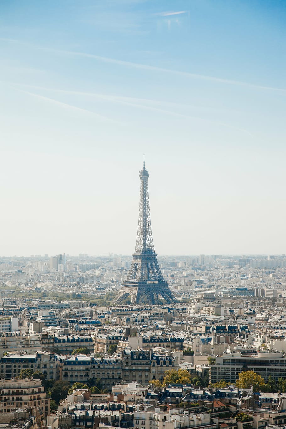 Torre Eiffel, voltant, edificis, urbà, ciutat, arquitectura, edifici, establiment, torre, paris, núvols, cel, naturalesa, arbres, verd, aèria, paisatge urbà, destinacions de viatge, estructura construïda, viatjar, alta - alta, història, turisme, exterior de l'edifici, dia, el passat, cap gent, metall, a l'aire lliure, exterior d’edifici d’oficines, gratacels, ferro - metall, 5K