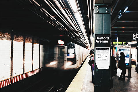 Unterstation, Zug, Kommen, Zeitraffer Fotografie, Bedford Avenue Bahnhof, Bahnhof, Plattform, Spur, Eisenbahn, Schienenverkehr, öffentliche Verkehrsmittel, Transport, Transportmittel, Zug - Fahrzeug, Eisenbahnstation, Bahnsteig, echte Menschen, Reise, die Architektur, Lebensstile, Personenzug, Gruppe von Leuten, Männer, drinnen, U-Bahn, Bewegung, warten, Ankunft, 4K, CC0, gemeinfrei, lizenzfrei