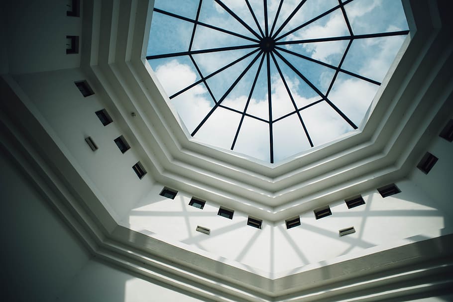superiore, vista, costruzione, pannello di vetro, fotografia ad angolo basso, soffitto a cupola di vetro, angolo basso, foto, pannelli, soffitto di vetro, architettura, lucernario, soffitto, cupola, cielo, in casa, finestra, architettura ed edifici, struttura costruita, all'interno di, nessuno, simmetria, modello, Inquadratura dal basso, forma, design, direttamente sotto, forma geometrica, scala, giorno, ringhiera, gradini e scale, moderno, ornato, 5K