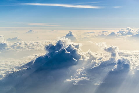 putih, awan, siang hari, awan memantulkan sinar matahari, langit, cloudscape, berawan, udara pertengahan, stratosfir, sinar matahari, di atas awan, terbang, matahari, surga, tampak atas, awan - langit, scenics - alam, keindahan di alam, ketenangan, idilis, adegan yang tenang, tidak ada orang, alam, hari, biru, di luar rumah, latar belakang, warna putih, halus, atas, meteorologi, 2K, CC0, domain publik, bebas royalti