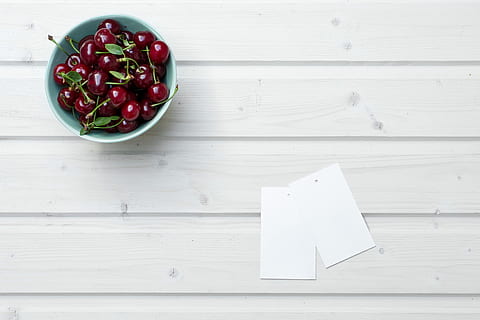 Kirschen, Schüssel, neben, Papier-, Blau, Plastikschüssel, Kirsche, Obst, rote Kirsche, Tischplatte, Lebensmittel, weiße Tischplatte, soziales Netzwerk Bild, Soziales Netzwerk, Foto für Blogger, bilder für blog, Frühlingsfrucht, weiße Holzplatte, leeres Blatt, Schiffsdeck Tisch, frisches Essen, Essen und Trinken, Tabelle, Holz - Material, gesundes Essen, drinnen, Frische, keine Leute, Wohlbefinden, Stillleben, High Angle View, weiße Farbe, direkt darüber, Container, kopieren sie platz, rot, große gruppe von gegenständen, Nahansicht, leer, 4K, CC0, gemeinfrei, lizenzfrei