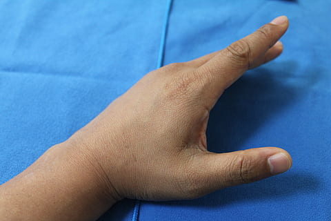 Mann, Hand, der Index erstellt, menschliche Hand, menschliches Körperteil, Blau, eine Person, Körperteil, Nahansicht, drinnen, Finger, echte Menschen, menschlicher Finger, Männer, Lebensstile, persönliche Perspektive, farbiger Hintergrund, Gestikulieren, menschliche Haut, Studioaufnahme, High Angle View, menschliches Glied, Blauer Hintergrund, 2K, CC0, gemeinfrei, lizenzfrei