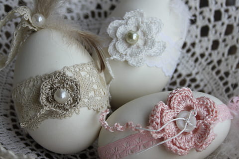 tre, bianca, uova, a maglia, cinghie, uova di Pasqua, decorazione, vecchio lato, gemma, ami da fiori, rosa, cestino all'uncinetto, piume, celebrazione, in casa, gioielli di perle, nessuno, avvicinamento, pizzo - tessile, gioielli, uovo, evento, natura morta, nozze, Colore bianco, cibo, cibo e bevande, eleganza, vacanza, gruppo di oggetti, lusso, tentazione, motivo floreale, ornato, 2K, CC0, dominio pubblico, privo di copyright