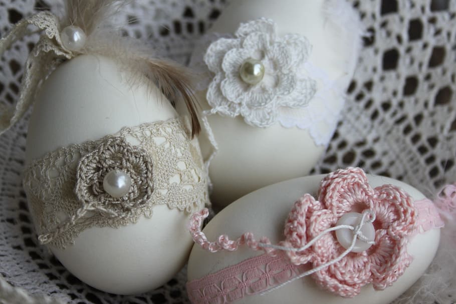 tres, blanc, ous, de punt, corretges, ous de Pasqua, decoració, costat vell, joia, ganxos de flors, rosa, cistella de ganxet, plomes, celebració, a l'interior, joies de perles, cap gent, primer pla, puntes - tèxtil, joieria, ou, esdeveniment, natura morta, casament, Color blanc, menjar, menjar i beguda, elegància, festa, grup d'objectes, luxe, temptació, motiu floral, ornamentat, 2K