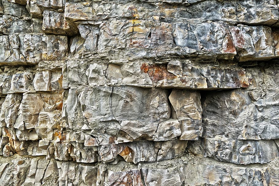 stenbrud, klippe, sten-, Schroff, overbelaste, urer, henfald, kalksten, forvitret, erosion, flaked off, spall, baggrund, smuldret af, struktur, mønster, abstrakt, detalje, form, linjer, geologi, Steinig, tør, klipper, forladt, forlade, ingen mennesker, dag, fuld ramme, bygget struktur, væg, arkitektur, murbygningsfunktion, baggrunde, ru, tæt på, udendørs, tekstureret, solid, carving - håndværk produkt, bygning udvendig, håndværk, Stenmur, gammel, 5K