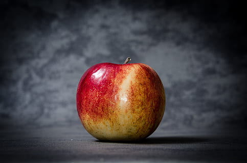 rot, braun, Apfelfrucht, Apfel, Bildung, Schule, Wissen, Äpfel, Buch, gesundes Essen, Essen und Trinken, Lebensmittel, Wohlbefinden, Obst, Apfel - Frucht, Studioaufnahme, einzelnes Objekt, Frische, drinnen, Nahansicht, keine Leute, schwarzer Hintergrund, grau, grauer Hintergrund, farbiger Hintergrund, gesunder Lebensstil, Stillleben, 4K, CC0, gemeinfrei, lizenzfrei