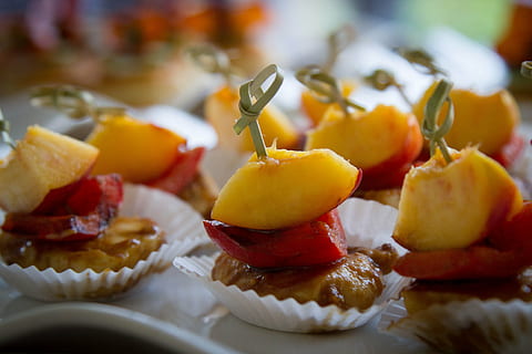 Foto, æble skål, buffet, fersken, kylling, jordnød, bidder, mad, dessert, kage, gourmet, frugt, mad og drikke, sødt mad, sød, sund kost, klar til at spise, friskhed, plade, bærfrugt, jordbær, overbærenhed, ingen mennesker, selektiv fokusering, tæt på, bagt, fristelse, fløde, snack, morgenmad, frugtsalat, porcelæn, 4K, CC0, offentligt domæne, royaltyfrie