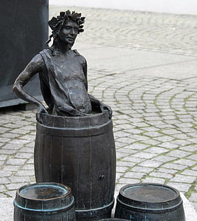 Baco, imagen, latón, beber, bebida, vino, zielona gora, Polonia, barril, escultura, Arte y artesanía, estatua, representación, representación humana, creatividad, día, nadie, semejanza masculina, arte, arquitectura, centrarse en primer plano, al aire libre, antiguo, naturaleza, guijarro, ciudad, aleación de bronce, agua, calle, 1080P, CC0, dominio público, libre de derechos