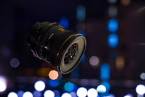 selektiv, fokus fotografering, kameralinsen, overfladisk, sort, dslr linse, glimte, lys, arbejde, plads, 2018, teknologi, fokus på forgrunden, kamera - fotografisk udstyr, objektiv - optisk instrument, tæt på, fotografering temaer, belyst, nat, ingen mennesker, arkitektur, by, kunstkultur og underholdning, meddelelse, indendørs, belysningsudstyr, lys - naturligt fænomen, filmindustrien, linseflare, fotografisk udstyr, fjernsynskamera, natteliv, digitalt kamera, 5K, CC0, offentligt domæne, royaltyfrie