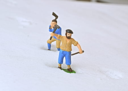 sekera, zbraň, muž, nástroj, průkopník, akční figurka, historický, zařízení, venku, dítě, lidé, zábava, chlapci, kavkazského etnika, pláž, prázdnin, usmívající se, písek, hraní, hravý, muži, dětství, štěstí, plná délka, rodina, veselý, sníh, zimní, letní, otec, dospělý, životního stylu, barevný obraz, potomek, samci, jednotnost, dva lidé, pohyb, Příroda, sport, neformální oblečení, emoce, běh, nevinnost, 4K