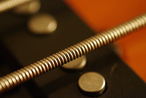 šedá pružina, basový řetězec, řetězec, kytara, basa, detail, hudba, spojení, uvnitř, technologie, nikdo, kabel, selektivní zaměření, zaměřit se na popředí, sdělení, studio shot, dva objekty, stůl, barevné pozadí, zařízení, spirála, umělecká kultura a zábava, finance, drát, telefonní kabel, 4K, CC0, veřejná doména, bez autorských práv