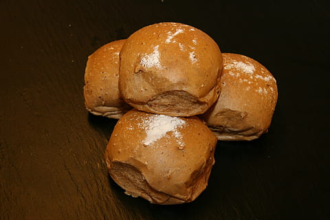 pa d'esmorzar, pastes, al forn, coure el pa, acabat de fer, especialitat, forn, forner, menjar, massa, artesania, treballar, producció, menjar i beguda, frescor, a l'interior, natura morta, primer pla, tir de l'estudi, fons negre, marró, cap gent, benestar, taula, pa, alimentació saludable, vegetals, vista d’angle alt, indulgència, material de fusta, llest per menjar, berenar, temptació, 2K, CC0, domini públic, lliure de regalies