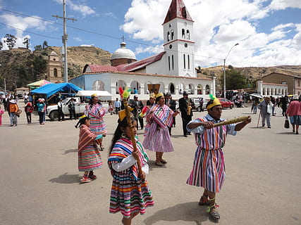 dansa, tradició, personalitzat, peruà, serra, carrer, perú, folklore, disfressa, cultura, colors, arquitectura, estructura construïda, exterior de l'edifici, grup de persones, persones reals, dones, gran grup de persones, cel, multitud, núvol - cel, estils de vida, homes, ciutat, adult, dia, edifici, naturalesa, creença, caminar, a l'aire lliure, 2K, CC0, domini públic, lliure de regalies