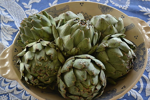carxofa, vegetals, escala, menjar i beguda, alimentació saludable, menjar, bol, frescor, benestar, primer pla, cap gent, natura morta, gran grup d'objectes, cistella, contenidor, vista d’angle alt, a l'interior, fruita, dia, taula, color verd, madur, 4K, CC0, domini públic, lliure de regalies