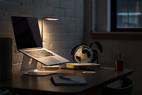 macbook pro, æble, computer, browser, forskning, undersøgelse, skole, forretning, arbejde, skrivebord, træ-, bord, stol, kontor, teknologi, forbindelse, meddelelse, trådløs teknologi, indendørs, møbel, computerudstyr, bærbar, ingen mennesker, computer tastatur, computerskærm, tastatur, sollys, internet, computer netværk, stilleben, elektrisk lampe, 4K, CC0, offentligt domæne, royaltyfrie