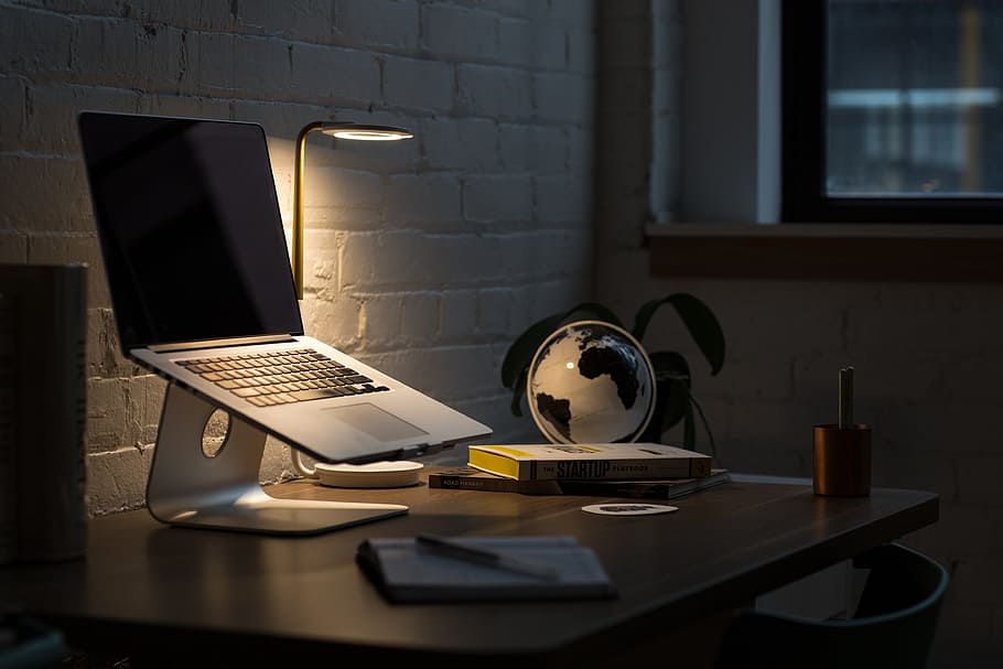 macbook pro, æble, computer, browser, forskning, undersøgelse, skole, forretning, arbejde, skrivebord, træ-, bord, stol, kontor, teknologi, forbindelse, meddelelse, trådløs teknologi, indendørs, møbel, computerudstyr, bærbar, ingen mennesker, computer tastatur, computerskærm, tastatur, sollys, internet, computer netværk, stilleben, elektrisk lampe, 4K