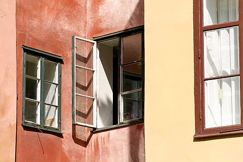 façana, finestra, perspectiva, en viu, estat real, arquitectura, edifici, exterior de l'edifici, estructura construïda, barri residencial, cap gent, vidre - material, casa, dia, reflexió, a l'aire lliure, funció de construcció de parets, llum solar, disseny, naturalesa, vista d’angle baix, forma, transparent, ombra, marc de finestra, apartament, 2K, CC0, domini públic, lliure de regalies