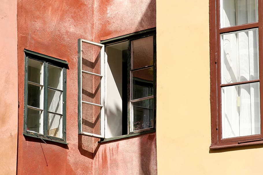 façana, finestra, perspectiva, en viu, estat real, arquitectura, edifici, exterior de l'edifici, estructura construïda, barri residencial, cap gent, vidre - material, casa, dia, reflexió, a l'aire lliure, funció de construcció de parets, llum solar, disseny, naturalesa, vista d’angle baix, forma, transparent, ombra, marc de finestra, apartament, 2K