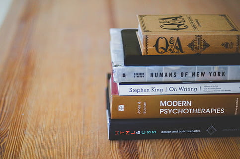 assorti, lire des livres, table, la photographie, cinq, livres, surface en bois, pile, empiler, matériel de lecture, dessus de la table, Stephen King, les humains de new york, psychothérapies modernes, html, css, éducation, bibliothèque, en train de lire, en train d'étudier, Université, à l'intérieur, texte, fermer, la communication, bois - matériau, écriture occidentale, nature morte, personne, nombre, groupe d'objets, la finance, vue grand angle, se concentrer sur le premier plan, La technologie, affaires, petit groupe d'objets, 4K, CC0, domaine public, libre de droits