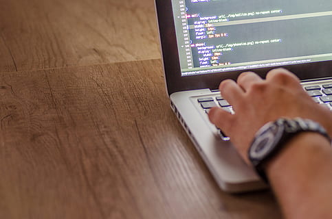 main, Pomme, bureau, portable, code, codage, ordinateur, développement, dispositif, html, macbook, programmeur, la programmation, écran, Logiciel, La technologie, partie du corps humain, la communication, table, une personne, à l'intérieur, lien, Technologie sans fil, main humaine, en utilisant l'ordinateur, adulte, espace de copie, fermer, équipement informatique, bois - matériau, vue grand angle, l'Internet, 5K, CC0, domaine public, libre de droits