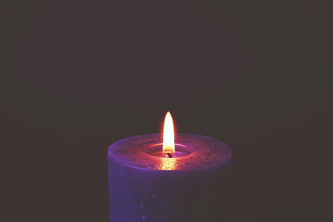 illuminato, candela, buio, luce, fuoco, fiamma, notte, ardente, calore - temperatura, sfondo nero, nessuno, avvicinamento, girato in studio, in casa, fuoco - fenomeno naturale, copia spazio, natura, raggiante, attrezzatura per l'illuminazione, stanza buia, cera, luce - fenomeno naturale, fusione, luminosità, lampada elettrica, 5K