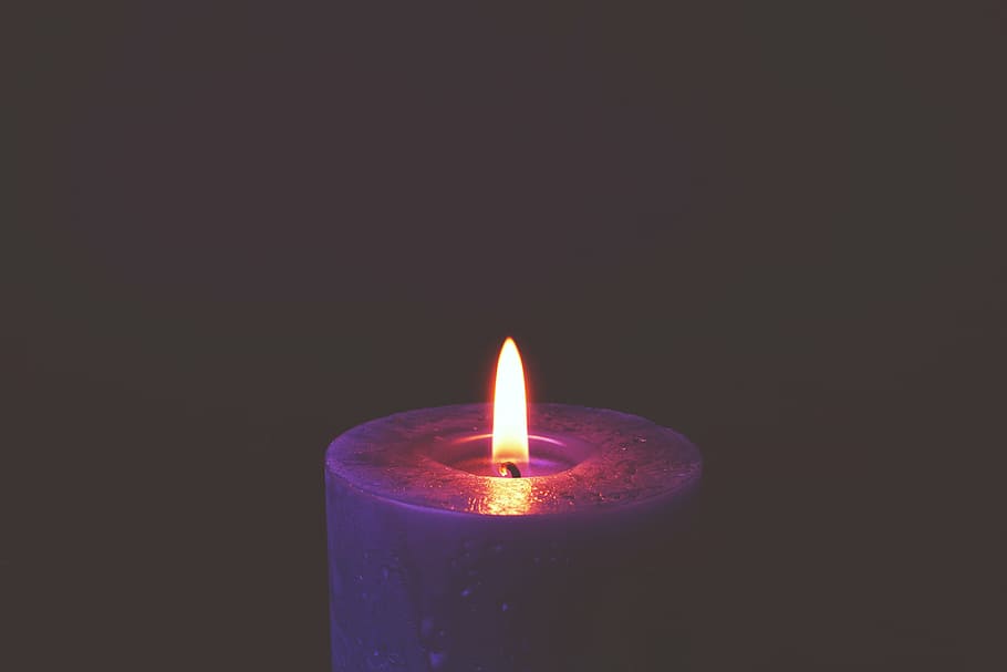 illuminato, candela, buio, luce, fuoco, fiamma, notte, ardente, calore - temperatura, sfondo nero, nessuno, avvicinamento, girato in studio, in casa, fuoco - fenomeno naturale, copia spazio, natura, raggiante, attrezzatura per l'illuminazione, stanza buia, cera, luce - fenomeno naturale, fusione, luminosità, lampada elettrica, 5K