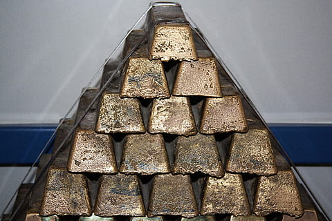 messing, blok, stak, barer, skinnende, blok stack, specialstøbt messing, pyramide, metal arbejde, messingstangspæl, fond, struktur, baggrund, industri, aluminium, ingen mennesker, industrielt udstyr, metalindustrien, stor gruppe af objekter, høj vinkel visning, overflod, bunke, transportmidler, i en række, indendørs, metal, dag, jernbanetransport, stilleben, mad og drikke, gentagelse, form, tæt på, transportform, side om side, legering, stål, 4K, CC0, offentligt domæne, royaltyfrie