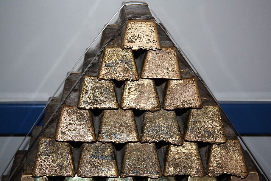 llautó, bloc, pila, bars, brillant, pila de blocs, llautó especial, piràmide, treballs metàl·lics, pila de lingots de bronze, fons, estructura, indústria, alumini, cap gent, equipament industrial, indústria del metall, gran grup d'objectes, vista d’angle alt, abundància, Munt, transport, en fila, a l'interior, metall, dia, transport per ferrocarril, natura morta, menjar i beguda, repetició, forma, primer pla, manera de transport, costat a costat, aliatge, acer, 4K