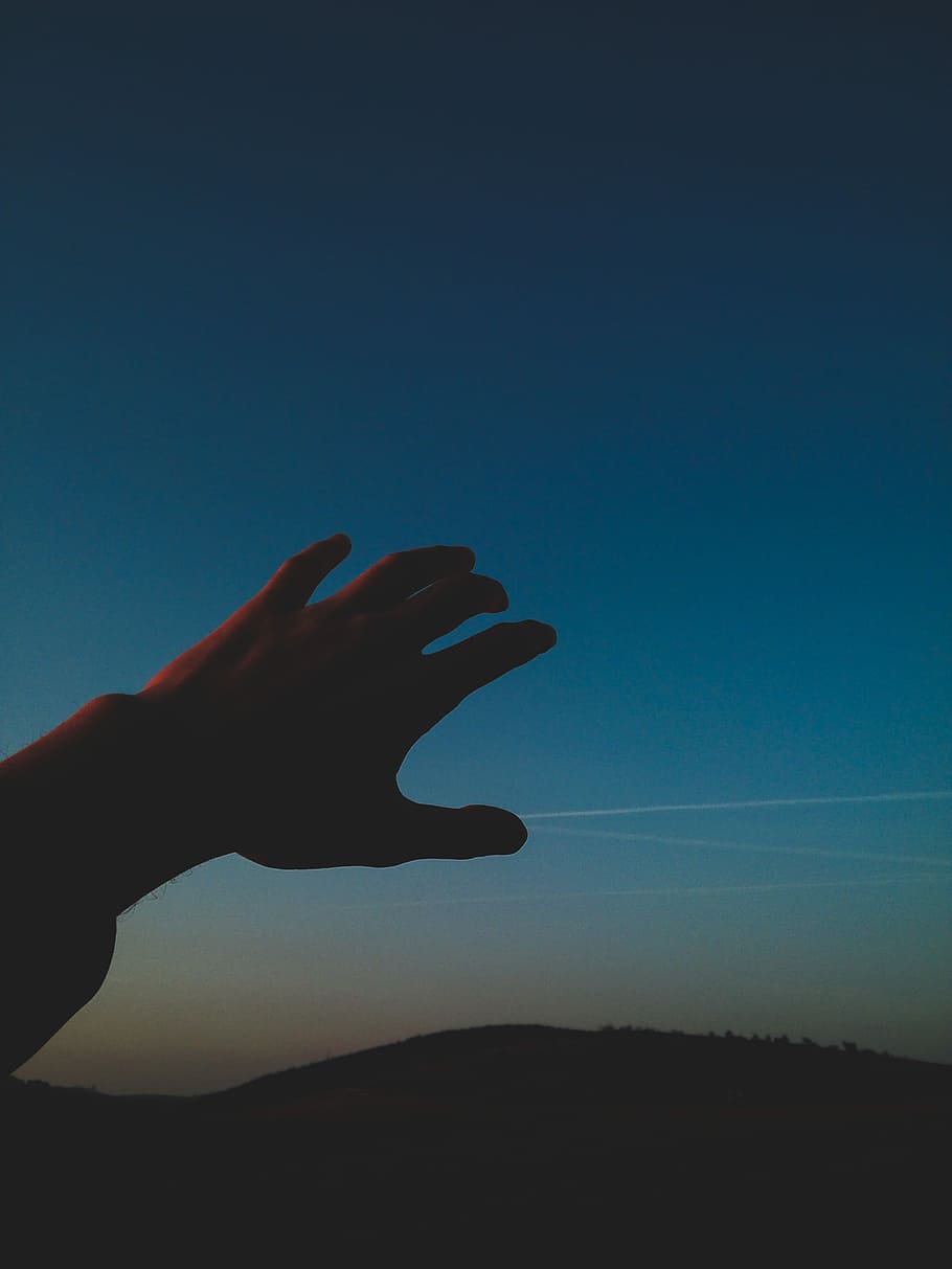 Javid, foto, persona, sinistra, mano, cielo, blu, pendenza, montagna, raggiungendo, rosso, splendore, mano umana, parte del corpo umano, una persona, persone reali, dito, dito umano, parte del corpo, silhouette, persona irriconoscibile, natura, cielo sereno, prospettiva personale, copia spazio, stili di vita, tramonto, attività di svago, arto umano, 4K