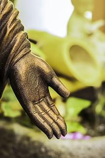 Goldstatue Hand, Statue, Hand, Stein, Kupfer, Symbol, Buddhismus, Religion, religiös, symbolisch, heilig, Spiritualität, Buddhist, Skulptur, Kunst und Handwerk, menschliche Hand, Nahansicht, Fokus auf den Vordergrund, menschliche Darstellung, menschliches Körperteil, Kreativität, Darstellung, eine Person, Körperteil, Tag, männliche Ähnlichkeit, Kunst, Männer, Schmutz, echte Menschen, Finger, schmutzig, 5K, CC0, gemeinfrei, lizenzfrei