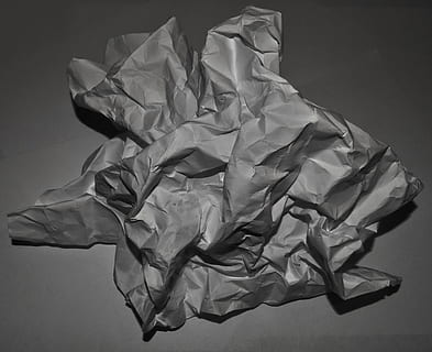 papir, format, rynket, studio skud, grå baggrund, krøllet, krøllet papir, farvet baggrund, indendørs, ingen mennesker, grå, stilleben, tekstil, enkelt objekt, tæt på, mønster, høj vinkel visning, menneskeskabt objekt, manden lavet, hvid farve, form, foldet, krøllet papirkugle, 2K, CC0, offentligt domæne, royaltyfrie