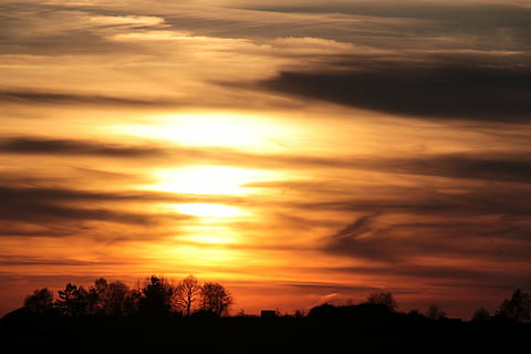 apus de soare, soare, nori, nori întunecați, Contrail, Abendstimmung, cer, seară, cerul de seară, peisaj, nor - cer, siluetă, scenice - natura, frumusețe în natură, liniște, culoare portocalie, o scenă liniștită, copac, nici o persoana, idilic, dramatic cer, plantă, natură, veneraţie, scenă non-urbană, lumina soarelui, în aer liber, atmosferă, cerul romantic, 5K, CC0, domeniu public, fără drepturi de autor