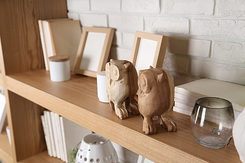 Brun, fugle figurer, fotorammer, træ-, hylde, reol, rekvisitter, indre, indendørs, dyre temaer, dyr, sæde, træ - materiale, bord, stol, husdyr, krus, drikke, kop, ingen mennesker, hjemlige værelse, hjem interiør, pattedyr, et dyr, kaffekop, indenlandske, kæledyr, kaffe - drikke, gulve, lille, 5K, CC0, offentligt domæne, royaltyfrie