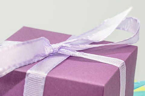 lila Kasten, Paket, Schleife, Geschenk, gemacht, Paketschleife, Weihnachten, Weihnachtsdekoration, geben, Advent, verpackt, Geschenkverpackung, Überraschung, Geschenke, Muttertag, Kindergeburtstag, Geburtstag, Dekoration, Freude, bunt, Farbe, Band - Nähartikel, gebundener Bogen, Kasten - Behälter, keine Leute, Geburtstagsgeschenk, Band, Bogen, Box, Geschenkbox, Container, drinnen, Geschenkpapier, Papier-, Weihnachtsgeschenk, Feier, Jahrestag, Nahansicht, Studioaufnahme, eingewickelt, lila, 2K, CC0, gemeinfrei, lizenzfrei