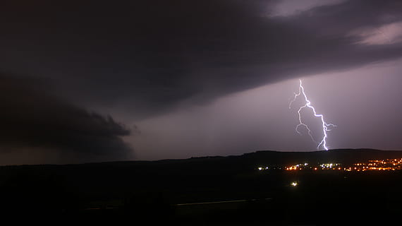 fulmine, notte, temporale, tempesta, nuvole, cielo, pioggia, inoltrare, minaccioso, tempo metereologico, precipitato, nuvole di tempesta, nuvole scure, wolkenwand, tornado, buio, natura, potere in natura, energia, nuvola - cielo, segnale di pericolo, bellezza nella natura, illuminato, fulmine biforcuto, cielo drammatico, cartello, nuvola temporalesca, comunicazione, ambiente, elettricità, nessuno, all'aperto, infausto, meteorologia, tempo estremo, pioggia torrenziale, Alimentazione elettrica, 5K, CC0, dominio pubblico, privo di copyright