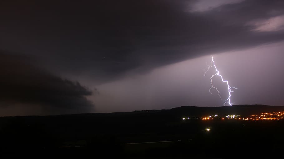 llampec, nit, tempesta, núvols, cel, pluja, endavant, amenaçador, temps, precipitar, núvols de tempesta, núvols foscos, wolkenwand, tornado, llamps, fosc, naturalesa, poder a la natura, poder, núvol - cel, senyal d'advertència, bellesa a la natura, il·luminat, llamps bifurcats, cel dramàtic, signe, núvol de tempesta, comunicació, medi ambient, electricitat, cap gent, a l'aire lliure, ominós, meteorologia, clima extrem, pluja torrencial, Font d'alimentació, 5K