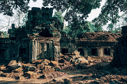 tempio perduto, Marrone, calcestruzzo, rovine, alberi, giorno, architettura, struttura costruita, storia, il passato, vecchia rovina, antico, vecchio, abbandonato, albero, esterno dell'edificio, antica civiltà, danneggiato, corri giù, rovinato, costruzione, nessuno, luogo di culto, natura, obsoleto, deterioramento, archeologia, all'aperto, storia antica, 5K, CC0, dominio pubblico, privo di copyright