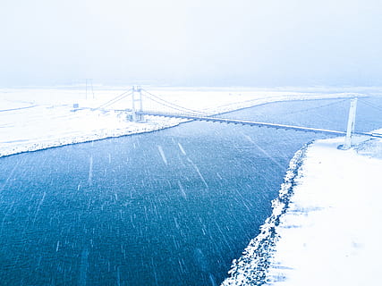 antenne, uitzicht, bruglaag sneeuw, lichaam, water, foto, kabelbrug, dag, rivier-, brug, structuur, sneeuw, vervoer, natuur, geen mensen, zee, wijze van transport, winter, hemel, koude temperatuur, reizen, scenics - natuur, blauw, verbinding, nautisch schip, brug - door de mens gemaakte structuur, buitenshuis, richting, 2K, CC0, publiek domein, royaltyvrij