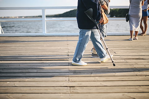 tarde en la playa, tarde, playa, arena, mar, verano, relajarse, relajante, hora, muelle de madera, muelle, vacaciones, soleado, Hora de verano, viaje, calentar, hombres, para caminar, gente, al aire libre, mujer, adulto, dos personas, Sólo para adultos, copia espacio, imagen en color, persona irreconocible, sección baja, unión, día, agua, gente real, estilos de vida, material de madera, pierna humana, naturaleza, ropa casual, actividad de ocio, parte del cuerpo, madera, pantalones, pareja - relación, 5K, CC0, dominio público, libre de derechos
