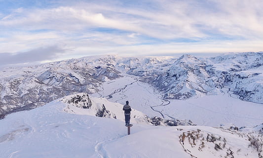 persona, en pie, montaña, lleno, nieve, invierno, naturaleza, al aire libre, gente, deporte, paisaje, scenics, cielo, temperatura fría, pico de la montaña, azul, aventuras, vacaciones, Alpes europeos, esquí, una persona, paisajes - naturaleza, cordillera, belleza en la naturaleza, nube - cielo, actividad de ocio, ambiente, deporte de invierno, Montaña cubierta de nieve, 4K, CC0, dominio público, libre de derechos