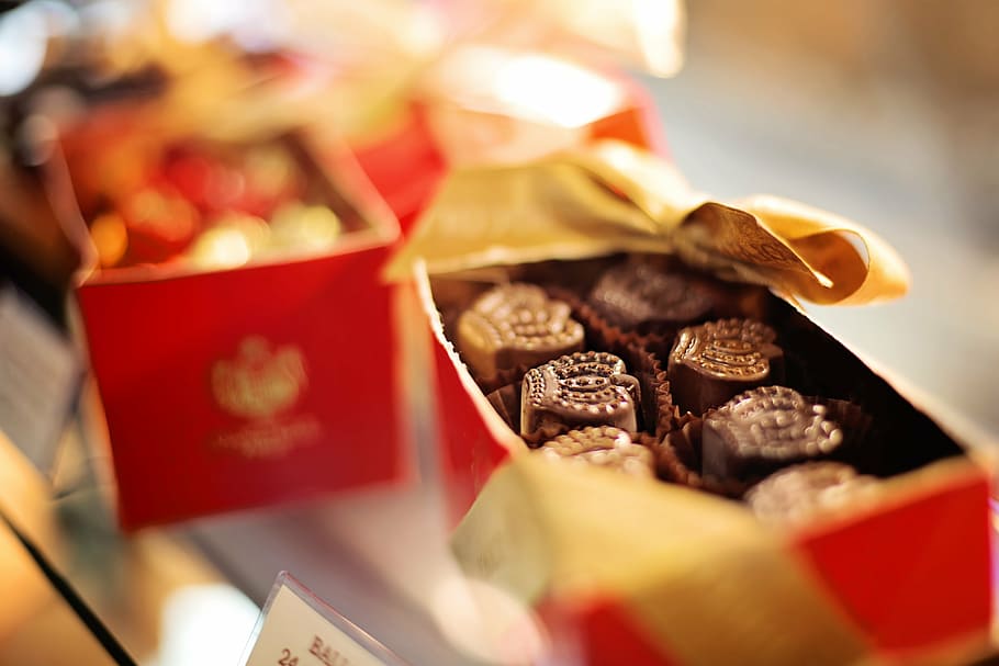 poc profund, focalitzar la fotografia, groc, vermell, Caixa, bombons, caramels, bombons de corona, indulgència, pastisseria, fosc, menjar, menjar i beguda, enfocament selectiu, primer pla, cap gent, elecció, gran grup d'objectes, dolç, menjar dolç, regal, xocolata, a l'interior, variació, contenidor, natura morta, paper, abundància, caixa-contenidor, berenar, luxe, consumisme, 4K