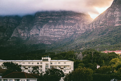 branco, construção, montanhas, por do sol, montanha, nuvem, floresta tropical, selva, floresta, cloudcover, cloudscape, luz solar, brilho do sol, natureza, cidade, tempestade, nublado, arquitetura, árvore, exterior do edifício, estrutura construída, plantar, Distrito residencial, ninguém, terra, beleza na natureza, scenics - natureza, céu, meio Ambiente, ao ar livre, casa, cadeia de montanhas, Pico da montanha, 5K, CC0, domínio público, royalty free