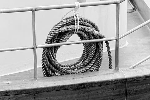 corda, mar, vaixell, node, arreglant, corbata, pont, estiba, oceà, marítim, blanc i negre, navegar, navegació, lligat, cap gent, dia, força, metall, vaixell nàutic, barana, primer pla, transport, a l'aire lliure, manera de transport, aigua, connexió, patró, seguretat, naturalesa, vista d’angle alt, vareta, port, 5K, CC0, domini públic, lliure de regalies