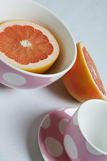 Frühstück, Grapefruit, Rosa, Rubin, rot, Gesundheit, gesund, Vitamin C, Antioxidans, Obst, Lebensmittel, Diät, Vegetarier, organisch, Zitrusfrüchte, köstlich, frisch, natürlich, Morgen, Tabelle, saftig, Vitamin, reif, vegan, Mahlzeit, Schnitt, Hälfte, Lycopin, niedriger glykämischer Index, superfood, Superfoods, Zitrusfrucht, Orangenfrucht, Frische, Scheibe, orange Farbe, Getränk, Essen und Trinken, gesundes Essen, Stillleben, Wohlbefinden, drinnen, High Angle View, Schüssel, keine Leute, Nahansicht, Kreuzung, Orange, halbiert, 4K, CC0, gemeinfrei, lizenzfrei